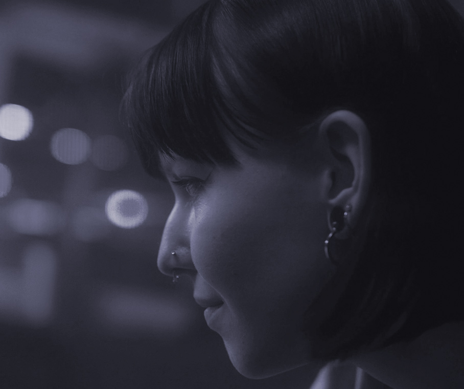 Thumbnail AMO: A young woman is playing billiards in a bar.